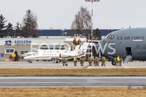  08.02.2022 LOTNISKO RZESZOW JASIONKA <br />
PRZYLOT AMERYKANSKICH ZOLNIERZY Z 82. DYWIZJI POWIETRZNODESANTOWEJ Z KAROLINY POLNOCNEJ <br />
<br />
Arrival of American soldiers from 82nd Airborne Division from North Carolina in Poland (Rzeszow Airport)<br />
<br />
N/Z WOJSKOWY AMERYKANSKI SAMOLOT TRANSPORTOWY BOEING C-17 GLOBEMASTER ZOLNIERZE <br />
 