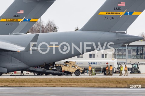  08.02.2022 LOTNISKO RZESZOW JASIONKA <br />
PRZYLOT AMERYKANSKICH ZOLNIERZY Z 82. DYWIZJI POWIETRZNODESANTOWEJ Z KAROLINY POLNOCNEJ <br />
<br />
Arrival of American soldiers from 82nd Airborne Division from North Carolina in Poland (Rzeszow Airport)<br />
<br />
N/Z WOJSKOWY AMERYKANSKI SAMOLOT TRANSPORTOWY BOEING C-17 GLOBEMASTER ROZLADUNEK WYLADUNEK <br />
 