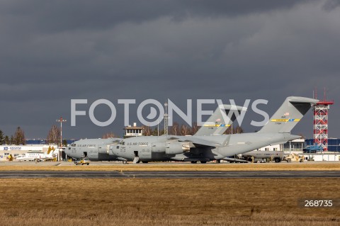  08.02.2022 LOTNISKO RZESZOW JASIONKA <br />
PRZYLOT AMERYKANSKICH ZOLNIERZY Z 82. DYWIZJI POWIETRZNODESANTOWEJ Z KAROLINY POLNOCNEJ <br />
<br />
Arrival of American soldiers from 82nd Airborne Division from North Carolina in Poland (Rzeszow Airport)<br />
<br />
N/Z DWA SAMOLOTY WOJSKOWE WOJSKOWY AMERYKANSKI SAMOLOT TRANSPORTOWY BOEING C-17 GLOBEMASTER ZOLNIERZE <br />
 