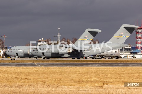  08.02.2022 LOTNISKO RZESZOW JASIONKA <br />
PRZYLOT AMERYKANSKICH ZOLNIERZY Z 82. DYWIZJI POWIETRZNODESANTOWEJ Z KAROLINY POLNOCNEJ <br />
<br />
Arrival of American soldiers from 82nd Airborne Division from North Carolina in Poland (Rzeszow Airport)<br />
<br />
N/Z DWA SAMOLOTY WOJSKOWE WOJSKOWY AMERYKANSKI SAMOLOT TRANSPORTOWY BOEING C-17 GLOBEMASTER ZOLNIERZE <br />
 