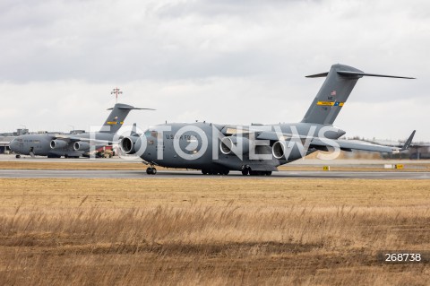  08.02.2022 LOTNISKO RZESZOW JASIONKA <br />
PRZYLOT AMERYKANSKICH ZOLNIERZY Z 82. DYWIZJI POWIETRZNODESANTOWEJ Z KAROLINY POLNOCNEJ <br />
<br />
Arrival of American soldiers from 82nd Airborne Division from North Carolina in Poland (Rzeszow Airport)<br />
<br />
N/Z DWA SAMOLOTY WOJSKOWE WOJSKOWY AMERYKANSKI SAMOLOT TRANSPORTOWY BOEING C-17 GLOBEMASTER ZOLNIERZE <br />
 