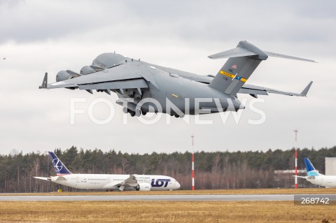  08.02.2022 LOTNISKO RZESZOW JASIONKA <br />
PRZYLOT AMERYKANSKICH ZOLNIERZY Z 82. DYWIZJI POWIETRZNODESANTOWEJ Z KAROLINY POLNOCNEJ <br />
<br />
Arrival of American soldiers from 82nd Airborne Division from North Carolina in Poland (Rzeszow Airport)<br />
<br />
N/Z WOJSKOWY AMERYKANSKI SAMOLOT TRANSPORTOWY BOEING C-17 GLOBEMASTER PODCZAS STARTU <br />
 