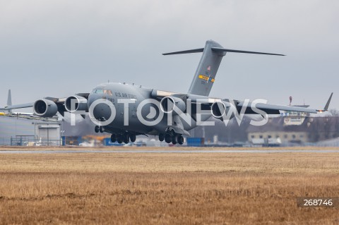  09.02.2022 LOTNISKO RZESZOW JASIONKA <br />
PRZYLOT AMERYKANSKICH ZOLNIERZY Z 82. DYWIZJI POWIETRZNODESANTOWEJ Z KAROLINY POLNOCNEJ <br />
<br />
Arrival of American soldiers from 82nd Airborne Division from North Carolina in Poland (Rzeszow Airport)<br />
<br />
N/Z WOJSKOWY AMERYKANSKI SAMOLOT TRANSPORTOWY BOEING C-17 GLOBEMASTER <br />
 