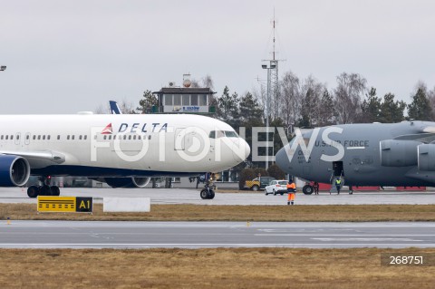  09.02.2022 LOTNISKO RZESZOW JASIONKA <br />
PRZYLOT AMERYKANSKICH ZOLNIERZY Z 82. DYWIZJI POWIETRZNODESANTOWEJ Z KAROLINY POLNOCNEJ <br />
<br />
Arrival of American soldiers from 82nd Airborne Division from North Carolina in Poland (Rzeszow Airport)<br />
<br />
N/Z SAMOLOT PASAZERSKI BOEING 767 AMERYKANSKIEJ LINII LOTNICZEJ DELTA AIRLINES KTORYM PRZYLECIELI ZOLNIERZE Z USA W TLE SAMOLOT WOJSKOWY BOEING C-17 GLOBEMASTER<br />
 