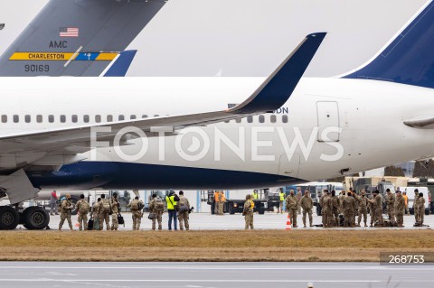  09.02.2022 LOTNISKO RZESZOW JASIONKA <br />
PRZYLOT AMERYKANSKICH ZOLNIERZY Z 82. DYWIZJI POWIETRZNODESANTOWEJ Z KAROLINY POLNOCNEJ <br />
<br />
Arrival of American soldiers from 82nd Airborne Division from North Carolina in Poland (Rzeszow Airport)<br />
<br />
N/Z WYSIADAJACY Z SAMOLOTU ZOLNIERZE <br />
 