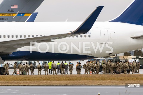  09.02.2022 LOTNISKO RZESZOW JASIONKA <br />
PRZYLOT AMERYKANSKICH ZOLNIERZY Z 82. DYWIZJI POWIETRZNODESANTOWEJ Z KAROLINY POLNOCNEJ <br />
<br />
Arrival of American soldiers from 82nd Airborne Division from North Carolina in Poland (Rzeszow Airport)<br />
<br />
N/Z WYSIADAJACY Z SAMOLOTU ZOLNIERZE <br />
 