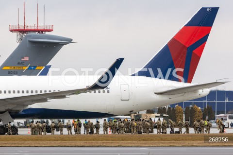  09.02.2022 LOTNISKO RZESZOW JASIONKA <br />
PRZYLOT AMERYKANSKICH ZOLNIERZY Z 82. DYWIZJI POWIETRZNODESANTOWEJ Z KAROLINY POLNOCNEJ <br />
<br />
Arrival of American soldiers from 82nd Airborne Division from North Carolina in Poland (Rzeszow Airport)<br />
<br />
N/Z WYSIADAJACY Z SAMOLOTU ZOLNIERZE <br />
 