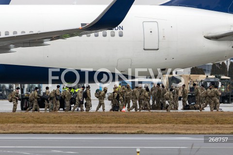  09.02.2022 LOTNISKO RZESZOW JASIONKA <br />
PRZYLOT AMERYKANSKICH ZOLNIERZY Z 82. DYWIZJI POWIETRZNODESANTOWEJ Z KAROLINY POLNOCNEJ <br />
<br />
Arrival of American soldiers from 82nd Airborne Division from North Carolina in Poland (Rzeszow Airport)<br />
<br />
N/Z WYSIADAJACY Z SAMOLOTU ZOLNIERZE <br />
 