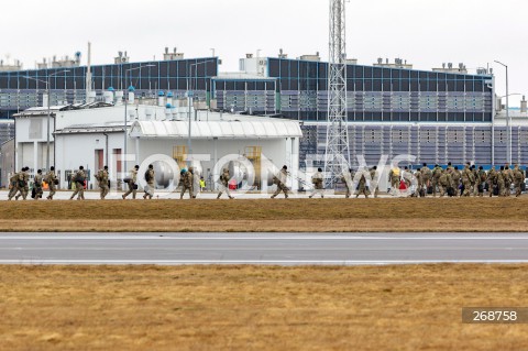  09.02.2022 LOTNISKO RZESZOW JASIONKA <br />
PRZYLOT AMERYKANSKICH ZOLNIERZY Z 82. DYWIZJI POWIETRZNODESANTOWEJ Z KAROLINY POLNOCNEJ <br />
<br />
Arrival of American soldiers from 82nd Airborne Division from North Carolina in Poland (Rzeszow Airport)<br />
<br />
N/Z WYSIADAJACY Z SAMOLOTU ZOLNIERZE <br />
 