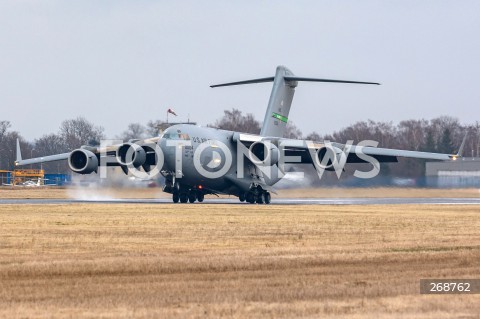  09.02.2022 LOTNISKO RZESZOW JASIONKA <br />
PRZYLOT AMERYKANSKICH ZOLNIERZY Z 82. DYWIZJI POWIETRZNODESANTOWEJ Z KAROLINY POLNOCNEJ <br />
<br />
Arrival of American soldiers from 82nd Airborne Division from North Carolina in Poland (Rzeszow Airport)<br />
<br />
N/Z WOJSKOWY AMERYKANSKI SAMOLOT TRANSPORTOWY BOEING C-17 GLOBEMASTER <br />
 