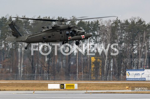  09.02.2022 LOTNISKO RZESZOW JASIONKA <br />
PRZYLOT AMERYKANSKICH ZOLNIERZY Z 82. DYWIZJI POWIETRZNODESANTOWEJ Z KAROLINY POLNOCNEJ <br />
<br />
Arrival of American soldiers from 82nd Airborne Division from North Carolina in Poland (Rzeszow Airport)<br />
<br />
N/Z WOJSKOWY SMIGLOWIEC HELIKOPTER SIKORSKY UH-60 BLACK HAWK MEDEVAC <br />
 