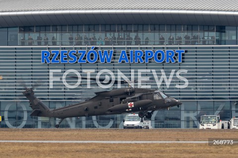  09.02.2022 LOTNISKO RZESZOW JASIONKA <br />
PRZYLOT AMERYKANSKICH ZOLNIERZY Z 82. DYWIZJI POWIETRZNODESANTOWEJ Z KAROLINY POLNOCNEJ <br />
<br />
Arrival of American soldiers from 82nd Airborne Division from North Carolina in Poland (Rzeszow Airport)<br />
<br />
N/Z WOJSKOWY SMIGLOWIEC HELIKOPTER SIKORSKY UH-60 BLACK HAWK MEDEVAC <br />
 