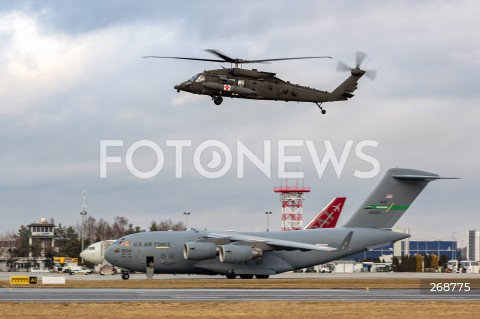  09.02.2022 LOTNISKO RZESZOW JASIONKA <br />
PRZYLOT AMERYKANSKICH ZOLNIERZY Z 82. DYWIZJI POWIETRZNODESANTOWEJ Z KAROLINY POLNOCNEJ <br />
<br />
Arrival of American soldiers from 82nd Airborne Division from North Carolina in Poland (Rzeszow Airport)<br />
<br />
N/Z WOJSKOWY SMIGLOWIEC HELIKOPTER SIKORSKY UH-60 BLACK HAWK MEDEVAC - W TLE SAMOLOT BOEING C-17 GLOBEMASTER<br />
 