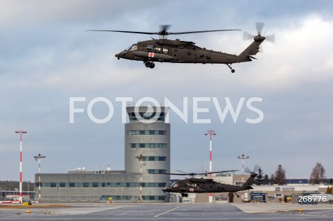  09.02.2022 LOTNISKO RZESZOW JASIONKA <br />
PRZYLOT AMERYKANSKICH ZOLNIERZY Z 82. DYWIZJI POWIETRZNODESANTOWEJ Z KAROLINY POLNOCNEJ <br />
<br />
Arrival of American soldiers from 82nd Airborne Division from North Carolina in Poland (Rzeszow Airport)<br />
<br />
N/Z WOJSKOWY SMIGLOWIEC HELIKOPTER SIKORSKY UH-60 BLACK HAWK MEDEVAC - W TLE DRUGI SMIGLOWIEC BLACK HAWK <br />
 