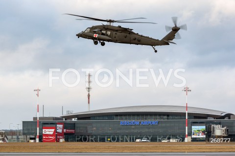  09.02.2022 LOTNISKO RZESZOW JASIONKA <br />
PRZYLOT AMERYKANSKICH ZOLNIERZY Z 82. DYWIZJI POWIETRZNODESANTOWEJ Z KAROLINY POLNOCNEJ <br />
<br />
Arrival of American soldiers from 82nd Airborne Division from North Carolina in Poland (Rzeszow Airport)<br />
<br />
N/Z WOJSKOWY SMIGLOWIEC HELIKOPTER SIKORSKY UH-60 BLACK HAWK MEDEVAC <br />
 