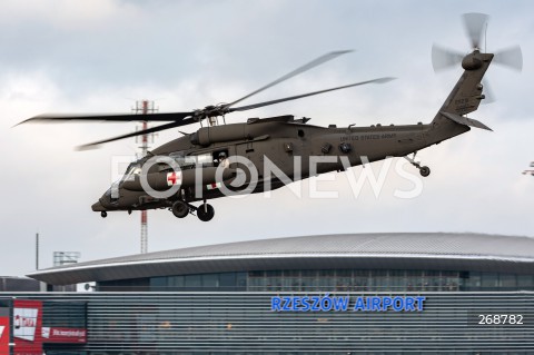  09.02.2022 LOTNISKO RZESZOW JASIONKA <br />
PRZYLOT AMERYKANSKICH ZOLNIERZY Z 82. DYWIZJI POWIETRZNODESANTOWEJ Z KAROLINY POLNOCNEJ <br />
<br />
Arrival of American soldiers from 82nd Airborne Division from North Carolina in Poland (Rzeszow Airport)<br />
<br />
N/Z WOJSKOWY SMIGLOWIEC HELIKOPTER SIKORSKY UH-60 BLACK HAWK MEDEVAC <br />
 