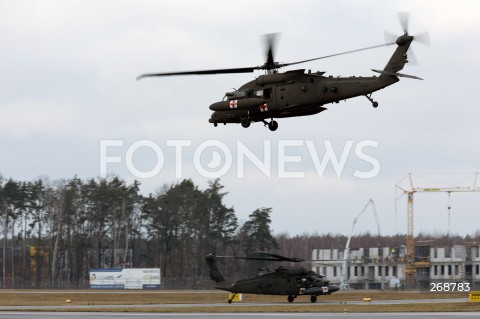  09.02.2022 LOTNISKO RZESZOW JASIONKA <br />
PRZYLOT AMERYKANSKICH ZOLNIERZY Z 82. DYWIZJI POWIETRZNODESANTOWEJ Z KAROLINY POLNOCNEJ <br />
<br />
Arrival of American soldiers from 82nd Airborne Division from North Carolina in Poland (Rzeszow Airport)<br />
<br />
N/Z WOJSKOWY SMIGLOWIEC HELIKOPTER SIKORSKY UH-60 BLACK HAWK MEDEVAC - W TLE DRUGI SMIGLOWIEC BLACK HAWK <br />
 