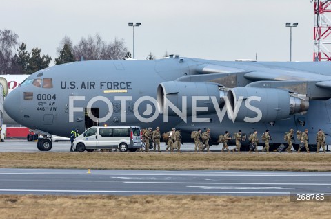  09.02.2022 LOTNISKO RZESZOW JASIONKA <br />
PRZYLOT AMERYKANSKICH ZOLNIERZY Z 82. DYWIZJI POWIETRZNODESANTOWEJ Z KAROLINY POLNOCNEJ <br />
<br />
Arrival of American soldiers from 82nd Airborne Division from North Carolina in Poland (Rzeszow Airport)<br />
<br />
N/Z AMERYKANSCY ZOLNIERZE WYSIADAJACY Z SAMOLOT WOJSKOWY AMERYKANSKI TRANSPORTOWY BOEING C-17 GLOBEMASTER <br />
 