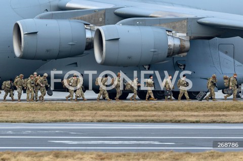  09.02.2022 LOTNISKO RZESZOW JASIONKA <br />
PRZYLOT AMERYKANSKICH ZOLNIERZY Z 82. DYWIZJI POWIETRZNODESANTOWEJ Z KAROLINY POLNOCNEJ <br />
<br />
Arrival of American soldiers from 82nd Airborne Division from North Carolina in Poland (Rzeszow Airport)<br />
<br />
N/Z AMERYKANSCY ZOLNIERZE WYSIADAJACY Z SAMOLOT WOJSKOWY AMERYKANSKI TRANSPORTOWY BOEING C-17 GLOBEMASTER <br />
 