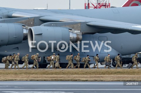  09.02.2022 LOTNISKO RZESZOW JASIONKA <br />
PRZYLOT AMERYKANSKICH ZOLNIERZY Z 82. DYWIZJI POWIETRZNODESANTOWEJ Z KAROLINY POLNOCNEJ <br />
<br />
Arrival of American soldiers from 82nd Airborne Division from North Carolina in Poland (Rzeszow Airport)<br />
<br />
N/Z AMERYKANSCY ZOLNIERZE WYSIADAJACY Z SAMOLOT WOJSKOWY AMERYKANSKI TRANSPORTOWY BOEING C-17 GLOBEMASTER <br />
 