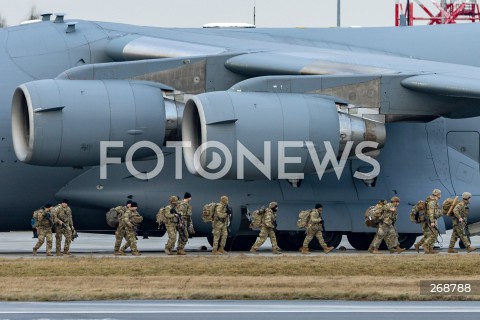  09.02.2022 LOTNISKO RZESZOW JASIONKA <br />
PRZYLOT AMERYKANSKICH ZOLNIERZY Z 82. DYWIZJI POWIETRZNODESANTOWEJ Z KAROLINY POLNOCNEJ <br />
<br />
Arrival of American soldiers from 82nd Airborne Division from North Carolina in Poland (Rzeszow Airport)<br />
<br />
N/Z AMERYKANSCY ZOLNIERZE WYSIADAJACY Z SAMOLOT WOJSKOWY AMERYKANSKI TRANSPORTOWY BOEING C-17 GLOBEMASTER <br />
 