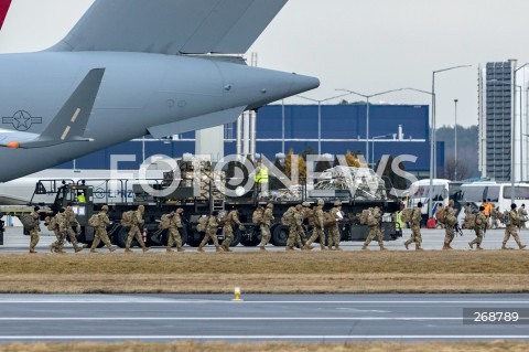  09.02.2022 LOTNISKO RZESZOW JASIONKA <br />
PRZYLOT AMERYKANSKICH ZOLNIERZY Z 82. DYWIZJI POWIETRZNODESANTOWEJ Z KAROLINY POLNOCNEJ <br />
<br />
Arrival of American soldiers from 82nd Airborne Division from North Carolina in Poland (Rzeszow Airport)<br />
<br />
N/Z AMERYKANSCY ZOLNIERZE WYSIADAJACY Z SAMOLOT WOJSKOWY AMERYKANSKI TRANSPORTOWY BOEING C-17 GLOBEMASTER <br />
 