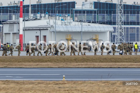  09.02.2022 LOTNISKO RZESZOW JASIONKA <br />
PRZYLOT AMERYKANSKICH ZOLNIERZY Z 82. DYWIZJI POWIETRZNODESANTOWEJ Z KAROLINY POLNOCNEJ <br />
<br />
Arrival of American soldiers from 82nd Airborne Division from North Carolina in Poland (Rzeszow Airport)<br />
<br />
N/Z AMERYKANSCY ZOLNIERZE WYSIADAJACY Z SAMOLOT WOJSKOWY AMERYKANSKI TRANSPORTOWY BOEING C-17 GLOBEMASTER <br />
 