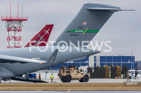  09.02.2022 LOTNISKO RZESZOW JASIONKA <br />
PRZYLOT AMERYKANSKICH ZOLNIERZY Z 82. DYWIZJI POWIETRZNODESANTOWEJ Z KAROLINY POLNOCNEJ <br />
<br />
Arrival of American soldiers from 82nd Airborne Division from North Carolina in Poland (Rzeszow Airport)<br />
<br />
N/Z WOJSKOWY AMERYKANSKI SAMOLOT TRANSPORTOWY BOEING C-17 GLOBEMASTER ROZLADUNEK WYLADUNEK POJAZD WOJSKOWY OSHKOSH JLTV<br />
 