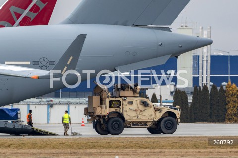  09.02.2022 LOTNISKO RZESZOW JASIONKA <br />
PRZYLOT AMERYKANSKICH ZOLNIERZY Z 82. DYWIZJI POWIETRZNODESANTOWEJ Z KAROLINY POLNOCNEJ <br />
<br />
Arrival of American soldiers from 82nd Airborne Division from North Carolina in Poland (Rzeszow Airport)<br />
<br />
N/Z WOJSKOWY AMERYKANSKI SAMOLOT TRANSPORTOWY BOEING C-17 GLOBEMASTER ROZLADUNEK WYLADUNEK POJAZD WOJSKOWY OSHKOSH JLTV<br />
 