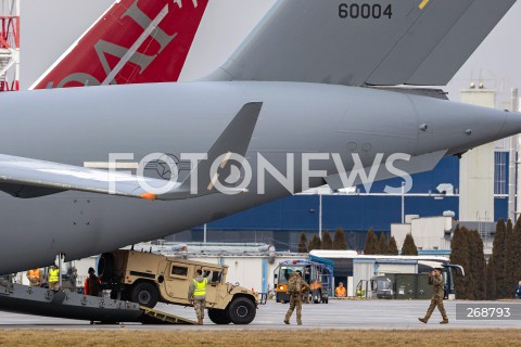  09.02.2022 LOTNISKO RZESZOW JASIONKA <br />
PRZYLOT AMERYKANSKICH ZOLNIERZY Z 82. DYWIZJI POWIETRZNODESANTOWEJ Z KAROLINY POLNOCNEJ <br />
<br />
Arrival of American soldiers from 82nd Airborne Division from North Carolina in Poland (Rzeszow Airport)<br />
<br />
N/Z WOJSKOWY AMERYKANSKI SAMOLOT TRANSPORTOWY BOEING C-17 GLOBEMASTER ROZLADUNEK WYLADUNEK POJAZD HUMVEE HMMWV <br />
 