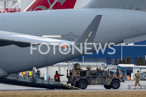  09.02.2022 LOTNISKO RZESZOW JASIONKA <br />
PRZYLOT AMERYKANSKICH ZOLNIERZY Z 82. DYWIZJI POWIETRZNODESANTOWEJ Z KAROLINY POLNOCNEJ <br />
<br />
Arrival of American soldiers from 82nd Airborne Division from North Carolina in Poland (Rzeszow Airport)<br />
<br />
N/Z WOJSKOWY AMERYKANSKI SAMOLOT TRANSPORTOWY BOEING C-17 GLOBEMASTER ROZLADUNEK WYLADUNEK POJAZD HUMVEE HMMWV <br />
 