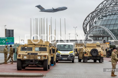  09.02.2022 LOTNISKO RZESZOW JASIONKA <br />
PRZYLOT AMERYKANSKICH ZOLNIERZY Z 82. DYWIZJI POWIETRZNODESANTOWEJ Z KAROLINY POLNOCNEJ <br />
<br />
Arrival of American soldiers from 82nd Airborne Division from North Carolina in Poland (Rzeszow Airport)<br />
<br />
N/Z WOJSKOWY AMERYKANSKI SAMOLOT TRANSPORTOWY BOEING C-17 GLOBEMASTER - NA PIERWSZYM PLANIE POJAZDY WOJSKOWE PRZED G2A ARENA HUMVEE <br />
 