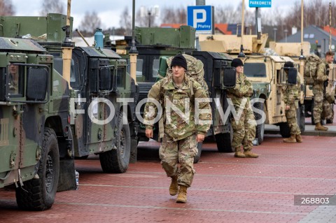  09.02.2022 JASIONKA <br />
PRZYLOT AMERYKANSKICH ZOLNIERZY Z 82. DYWIZJI POWIETRZNODESANTOWEJ Z KAROLINY POLNOCNEJ <br />
<br />
ZOLNIERZE AMERYKANSKIEJ ARMII PRZYGOTOWUJACY SPRZET DO ROZMIESZCZENIA W POLSCE NA PARKINGU PRZY CENTRUM WYSTAWIENNICZO - KONGRESOWYM G2A ARENA W JASIONCE<br />
<br />
Arrival of American soldiers from 82nd Airborne Division from North Carolina in Poland (Rzeszow Airport)<br />
<br />
N/Z ZOLNIERZE <br />
 