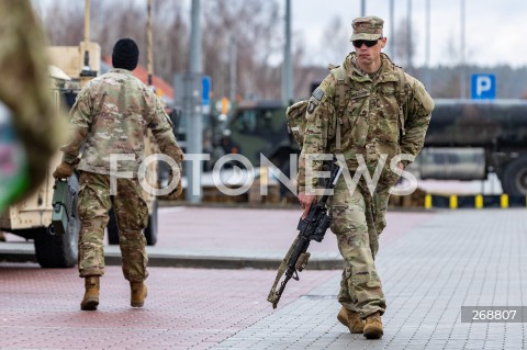  09.02.2022 JASIONKA <br />
PRZYLOT AMERYKANSKICH ZOLNIERZY Z 82. DYWIZJI POWIETRZNODESANTOWEJ Z KAROLINY POLNOCNEJ <br />
<br />
ZOLNIERZE AMERYKANSKIEJ ARMII PRZYGOTOWUJACY SPRZET DO ROZMIESZCZENIA W POLSCE NA PARKINGU PRZY CENTRUM WYSTAWIENNICZO - KONGRESOWYM G2A ARENA W JASIONCE<br />
<br />
Arrival of American soldiers from 82nd Airborne Division from North Carolina in Poland (Rzeszow Airport)<br />
<br />
N/Z ZOLNIERZE <br />
 