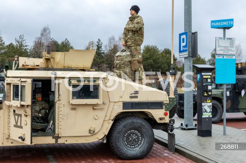  09.02.2022 JASIONKA <br />
PRZYLOT AMERYKANSKICH ZOLNIERZY Z 82. DYWIZJI POWIETRZNODESANTOWEJ Z KAROLINY POLNOCNEJ <br />
<br />
ZOLNIERZE AMERYKANSKIEJ ARMII PRZYGOTOWUJACY SPRZET DO ROZMIESZCZENIA W POLSCE NA PARKINGU PRZY CENTRUM WYSTAWIENNICZO - KONGRESOWYM G2A ARENA W JASIONCE<br />
<br />
Arrival of American soldiers from 82nd Airborne Division from North Carolina in Poland (Rzeszow Airport)<br />
<br />
N/Z ZOLNIERZE <br />
 