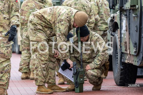  09.02.2022 JASIONKA <br />
PRZYLOT AMERYKANSKICH ZOLNIERZY Z 82. DYWIZJI POWIETRZNODESANTOWEJ Z KAROLINY POLNOCNEJ <br />
<br />
ZOLNIERZE AMERYKANSKIEJ ARMII PRZYGOTOWUJACY SPRZET DO ROZMIESZCZENIA W POLSCE NA PARKINGU PRZY CENTRUM WYSTAWIENNICZO - KONGRESOWYM G2A ARENA W JASIONCE<br />
<br />
Arrival of American soldiers from 82nd Airborne Division from North Carolina in Poland (Rzeszow Airport)<br />
<br />
N/Z ZOLNIERZE <br />
 