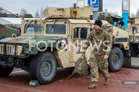  09.02.2022 JASIONKA <br />
PRZYLOT AMERYKANSKICH ZOLNIERZY Z 82. DYWIZJI POWIETRZNODESANTOWEJ Z KAROLINY POLNOCNEJ <br />
<br />
ZOLNIERZE AMERYKANSKIEJ ARMII PRZYGOTOWUJACY SPRZET DO ROZMIESZCZENIA W POLSCE NA PARKINGU PRZY CENTRUM WYSTAWIENNICZO - KONGRESOWYM G2A ARENA W JASIONCE<br />
<br />
Arrival of American soldiers from 82nd Airborne Division from North Carolina in Poland (Rzeszow Airport)<br />
<br />
N/Z ZOLNIERZE <br />
 