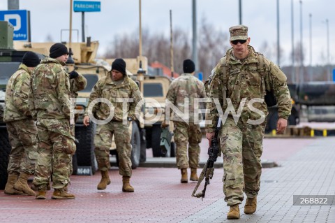  09.02.2022 JASIONKA <br />
PRZYLOT AMERYKANSKICH ZOLNIERZY Z 82. DYWIZJI POWIETRZNODESANTOWEJ Z KAROLINY POLNOCNEJ <br />
<br />
ZOLNIERZE AMERYKANSKIEJ ARMII PRZYGOTOWUJACY SPRZET DO ROZMIESZCZENIA W POLSCE NA PARKINGU PRZY CENTRUM WYSTAWIENNICZO - KONGRESOWYM G2A ARENA W JASIONCE<br />
<br />
Arrival of American soldiers from 82nd Airborne Division from North Carolina in Poland (Rzeszow Airport)<br />
<br />
N/Z ZOLNIERZE <br />
 