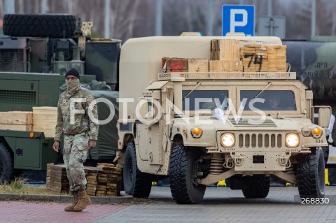  09.02.2022 JASIONKA <br />
PRZYLOT AMERYKANSKICH ZOLNIERZY Z 82. DYWIZJI POWIETRZNODESANTOWEJ Z KAROLINY POLNOCNEJ <br />
<br />
ZOLNIERZE AMERYKANSKIEJ ARMII PRZYGOTOWUJACY SPRZET DO ROZMIESZCZENIA W POLSCE NA PARKINGU PRZY CENTRUM WYSTAWIENNICZO - KONGRESOWYM G2A ARENA W JASIONCE<br />
<br />
Arrival of American soldiers from 82nd Airborne Division from North Carolina in Poland (Rzeszow Airport)<br />
<br />
N/Z ZOLNIERZE <br />
 