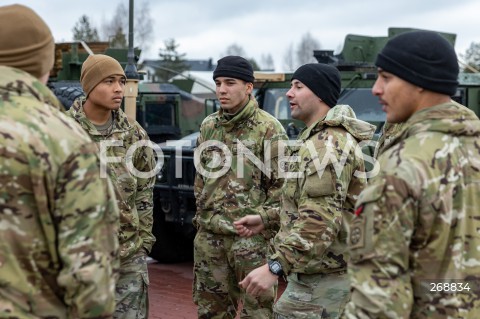  09.02.2022 JASIONKA <br />
PRZYLOT AMERYKANSKICH ZOLNIERZY Z 82. DYWIZJI POWIETRZNODESANTOWEJ Z KAROLINY POLNOCNEJ <br />
<br />
ZOLNIERZE AMERYKANSKIEJ ARMII PRZYGOTOWUJACY SPRZET DO ROZMIESZCZENIA W POLSCE NA PARKINGU PRZY CENTRUM WYSTAWIENNICZO - KONGRESOWYM G2A ARENA W JASIONCE<br />
<br />
Arrival of American soldiers from 82nd Airborne Division from North Carolina in Poland (Rzeszow Airport)<br />
<br />
N/Z ZOLNIERZE <br />
 