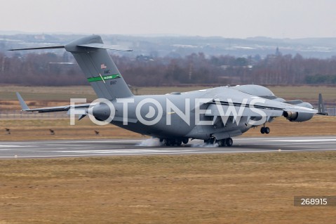  11.02.2022 LOTNISKO RZESZOW JASIONKA <br />
AMERYKANSKIE SAMOLOTY I SMIGLOWCE W PORCIE LOTNICZYM RZESZOW JASIONKA<br />
<br />
N/Z WOJSKOWY AMERYKANSKI SAMOLOT TRANSPORTOWY BOEING C-17 GLOBEMASTER <br />
 