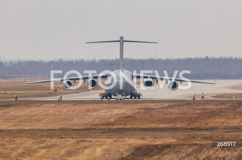  11.02.2022 LOTNISKO RZESZOW JASIONKA <br />
AMERYKANSKIE SAMOLOTY I SMIGLOWCE W PORCIE LOTNICZYM RZESZOW JASIONKA<br />
<br />
N/Z WOJSKOWY AMERYKANSKI SAMOLOT TRANSPORTOWY BOEING C-17 GLOBEMASTER <br />
 