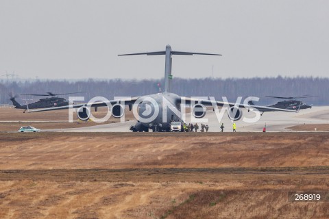  11.02.2022 LOTNISKO RZESZOW JASIONKA <br />
AMERYKANSKIE SAMOLOTY I SMIGLOWCE W PORCIE LOTNICZYM RZESZOW JASIONKA<br />
<br />
N/Z WOJSKOWY AMERYKANSKI SAMOLOT TRANSPORTOWY BOEING C-17 GLOBEMASTER W TLE SMIGLOWCE HELIKOPTERY BLACK HAWK<br />
 