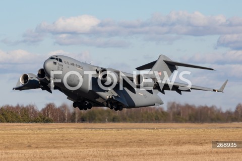  12.02.2022 LOTNISKO RZESZOW JASIONKA <br />
SAMOLOTY I SMIGLOWCE AMERYKANSKIEJ ARMII NA LOTNISKU RZESZOW JASIONKA<br />
<br />
U.S. Air Force airplanes and helicopters at Rzeszow - Jasionka Airport in Poland<br />
<br />
N/Z WOJSKOWY AMERYKANSKI SAMOLOT TRANSPORTOWY BOEING C-17 GLOBEMASTER <br />
<br />
 