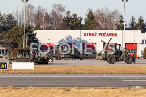  12.02.2022 LOTNISKO RZESZOW JASIONKA <br />
SAMOLOTY I SMIGLOWCE AMERYKANSKIEJ ARMII NA LOTNISKU RZESZOW JASIONKA<br />
<br />
U.S. Air Force airplanes and helicopters at Rzeszow - Jasionka Airport in Poland<br />
<br />
N/Z WOJSKOWY AMERYKANSKI SMIGLOWIEC HELIKOPTER SIKORSKY UH-60 BLACK HAWK MEDEVAC POJAZDY SAMOCHODY DO ROZLADUNKU SAMOLOTU<br />
<br />
 