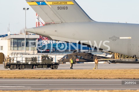  12.02.2022 LOTNISKO RZESZOW JASIONKA <br />
SAMOLOTY I SMIGLOWCE AMERYKANSKIEJ ARMII NA LOTNISKU RZESZOW JASIONKA<br />
<br />
U.S. Air Force airplanes and helicopters at Rzeszow - Jasionka Airport in Poland<br />
<br />
N/Z WOJSKOWY AMERYKANSKI SMIGLOWIEC HELIKOPTER SIKORSKY UH-60 BLACK HAWK MEDEVAC - NA PIERWSZYM PLANIE ROZLADUNEK SAMOLOTU WOJSKOWEGO C-17 GALAXY<br />
<br />
 