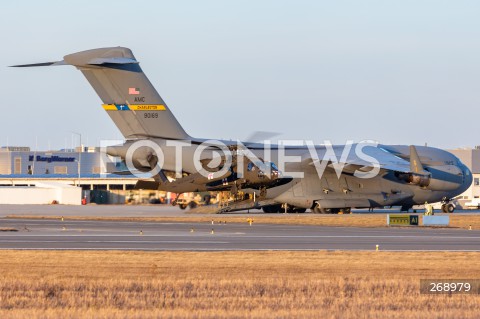  12.02.2022 LOTNISKO RZESZOW JASIONKA <br />
SAMOLOTY I SMIGLOWCE AMERYKANSKIEJ ARMII NA LOTNISKU RZESZOW JASIONKA<br />
<br />
U.S. Air Force airplanes and helicopters at Rzeszow - Jasionka Airport in Poland<br />
<br />
N/Z WOJSKOWY AMERYKANSKI SMIGLOWIEC HELIKOPTER SIKORSKY UH-60 BLACK HAWK MEDEVAC - TLE SAMOLOT BOEING C-17 GLOBEMASTER<br />
<br />
 