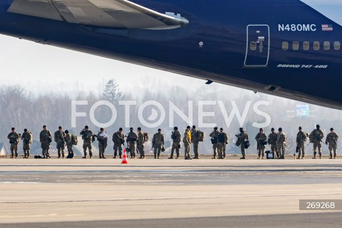  15.02.2022 LOTNISKO RZESZOW JASIONKA <br />
PRZYLOT AMERYKANSKICH ZOLNIERZY Z 82. DYWIZJI POWIETRZNODESANTOWEJ Z KAROLINY POLNOCNEJ <br />
<br />
Arrival of American soldiers in Polnad ( Rzeszow Airport ) from 82nd Airborne Division from North Carolina <br />
<br />
N/Z ZOLNIERZE WYSIADAJACY Z SAMOLOTU BOEING 747 LINII ATLAS AIR<br />
 