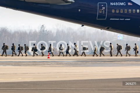  15.02.2022 LOTNISKO RZESZOW JASIONKA <br />
PRZYLOT AMERYKANSKICH ZOLNIERZY Z 82. DYWIZJI POWIETRZNODESANTOWEJ Z KAROLINY POLNOCNEJ <br />
<br />
Arrival of American soldiers in Polnad ( Rzeszow Airport ) from 82nd Airborne Division from North Carolina <br />
<br />
N/Z ZOLNIERZE WYSIADAJACY Z SAMOLOTU BOEING 747 LINII ATLAS AIR<br />
 