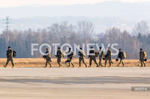  15.02.2022 LOTNISKO RZESZOW JASIONKA <br />
PRZYLOT AMERYKANSKICH ZOLNIERZY Z 82. DYWIZJI POWIETRZNODESANTOWEJ Z KAROLINY POLNOCNEJ <br />
<br />
Arrival of American soldiers in Polnad ( Rzeszow Airport ) from 82nd Airborne Division from North Carolina <br />
<br />
N/Z ZOLNIERZE NA PLYCIE LOTNISKA <br />
 